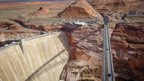 glen canyon dam bridge photo of vehicles on bridge page